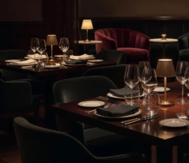 Sötét, elegáns budapesti étterem belső tér meleg fényekkel és lounge hangulattal